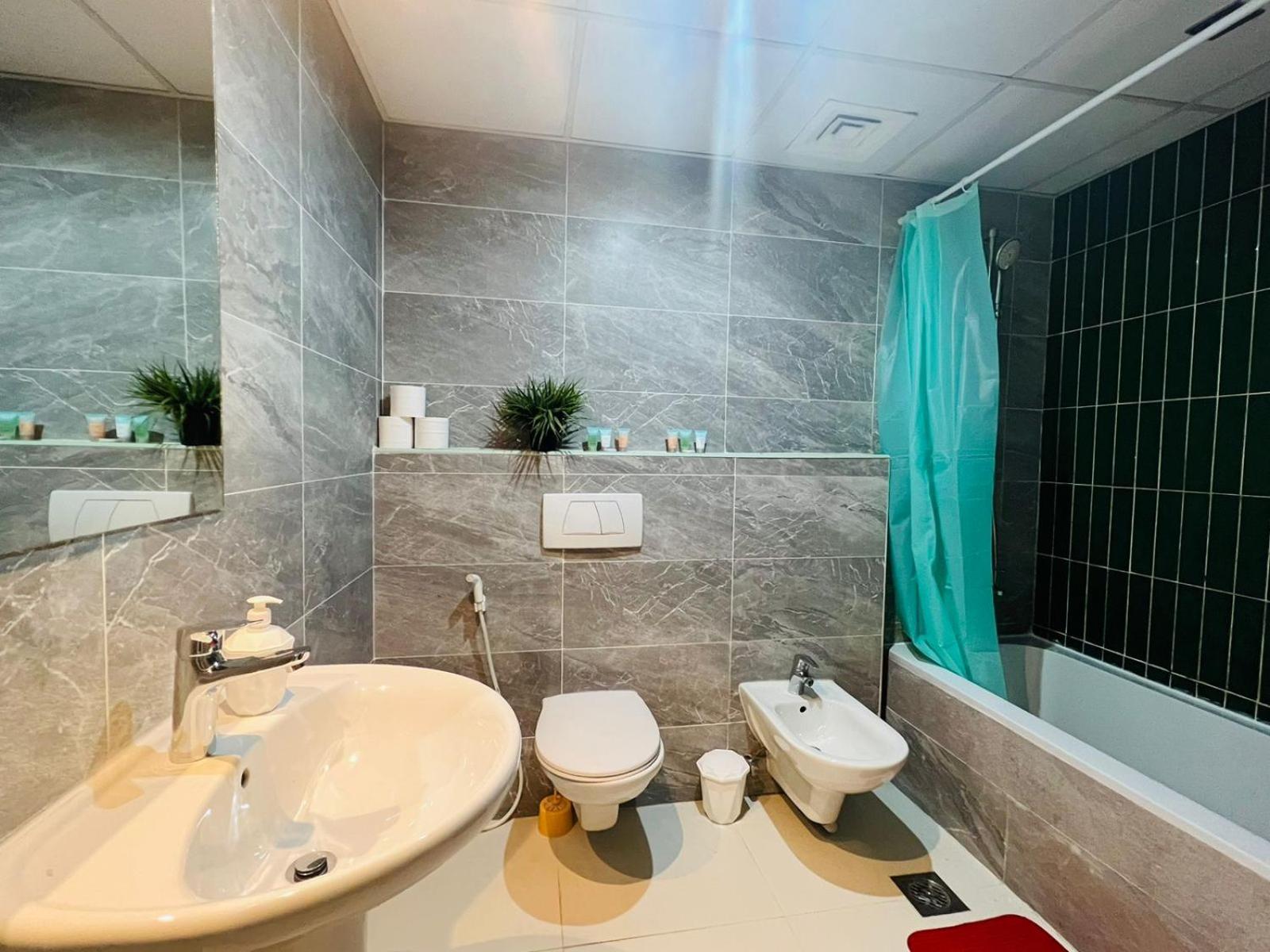Chambre Lit Queen-Size avec Salle de Bains Commune